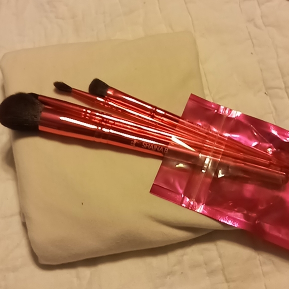 Shainab Miami Makeup brushes - Picture 1 of 1
